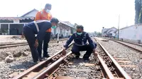 Petugas PT KAI Daop 8 Surabaya mengecek jalur perlintasan kereta api sepanjang Stasiun Malang hingga Stasiun Bangil pada Rabu, 3 November 2021 (Dokumen PT KAI Daop 8 Surabaya)