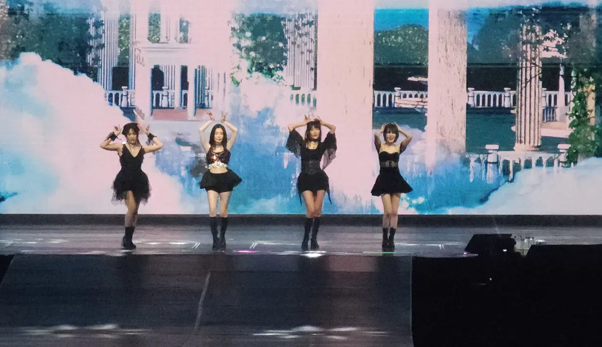 Penampilan Red Velvet dalam konsernya bertajuk R to V in Jakarta, Sabtu (20/5/2023). (Foto: Lanny Kusuma/Fimela)