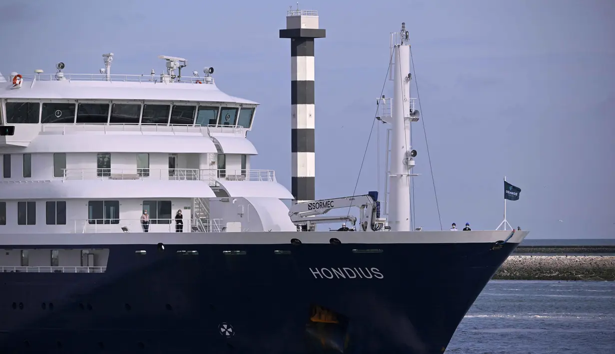 Kapal pesiar MV Hondius yang terdampak Hantavirus berlayar di lepas pantai Belanda saat mendekati pelabuhan Rotterdam pada Senin 18 Mei 2026. (JOHN THYS/AFP)