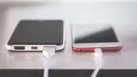 Apakah Pakai Charger Murahan Bikin HP Cepat Rusak?