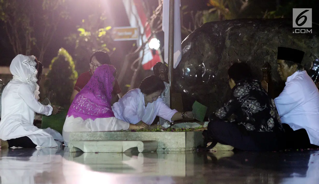Ketum PDIP Megawati Soekarno Putri memanjatkan doa usai menaburkan bunga di pusara makam Presiden Pertama Soekarno di Blitar, Jawa Timur, Senin (6/6). Ini merupakan rangkaian dari acara hari lahir Pancasila dan Haul Bung Karno. (Liputan6.com/Johan Tallo)