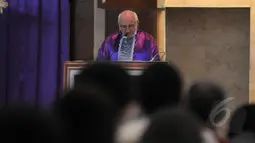 Romo Carolus, diminta menjadi pendamping terpidana mati, Rodrigo Gularte terpidana mati asal Brazil, Cilacap, Jawa Tengah, Minggu, (8/3/2015). (Liputan6.com/Johan Tallo)