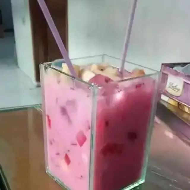6 Potret Es dengan Buah Utuh Ini Nyeleneh, Jadi Bingung Cara Makannya