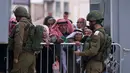 Warga Palestina juga harus menunjukkan identitas diri saat mau melintasi perbatasan tersebut. (HAZEM BADER/AFP)