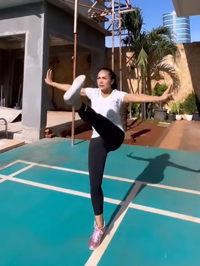 Krisdayanti berolahraga (Instagram/krisdayantilemos)
