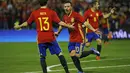  Pemain Spanyol, Santi Cazorla, merayakan gol bersama rekannya Juan Mata pada laga persahabatan di Stadion Jose Rico Perez, Spanyol, Sabtu (14/11/2015) dini hari WIB. Inggris kalah 0-2 dari Spanyol. (Reuters/Sergio Perez)