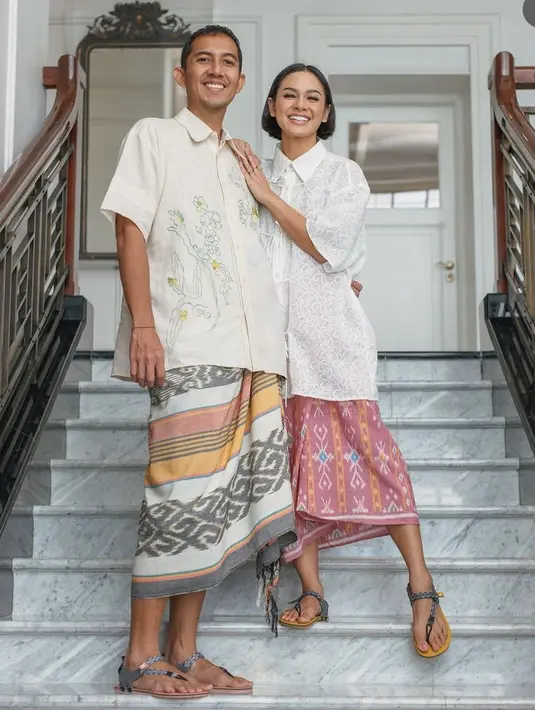 Andien Aisyah tampil dengan atasan bordir model kemaja, yang ia padukan menggunakan kain khas nusantara. Credit: (@andienaisyah)