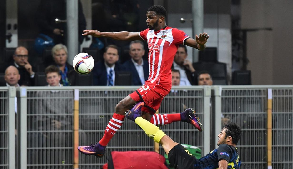 Striker Inter Milan, Eder, berusaha menghentikan laju pemain Southampton, Cuco Martina, dalam laga Grup K Liga Europa di Stadion Giuseppe Meazza, Milan, Jumat (21/10/2016) dini hari WIB. (AFP/Giuseppe Cacace)