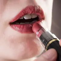 Lima shade lipstick yang bisa membuatmu tampak lebih dewasa, tanpa terlihat tua. (Foto/Dok: freepik.com/Photo_Anika)
