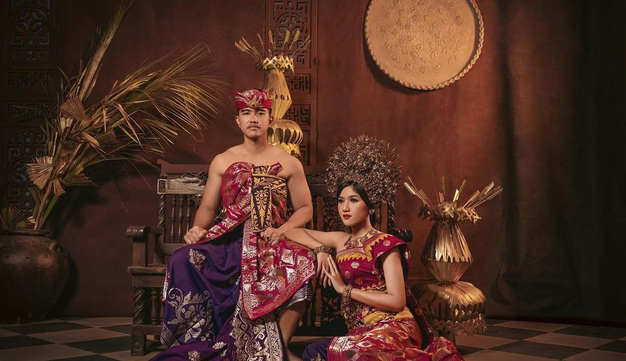 Kaesang Pangarep dan Erina Gudono, memilih mengenakan pakaian khas Bali. Pada pose ini, Erina duduk di bawah, sementara calon suami duduk di bangku. (Foto: Instagram/@kaesangp)