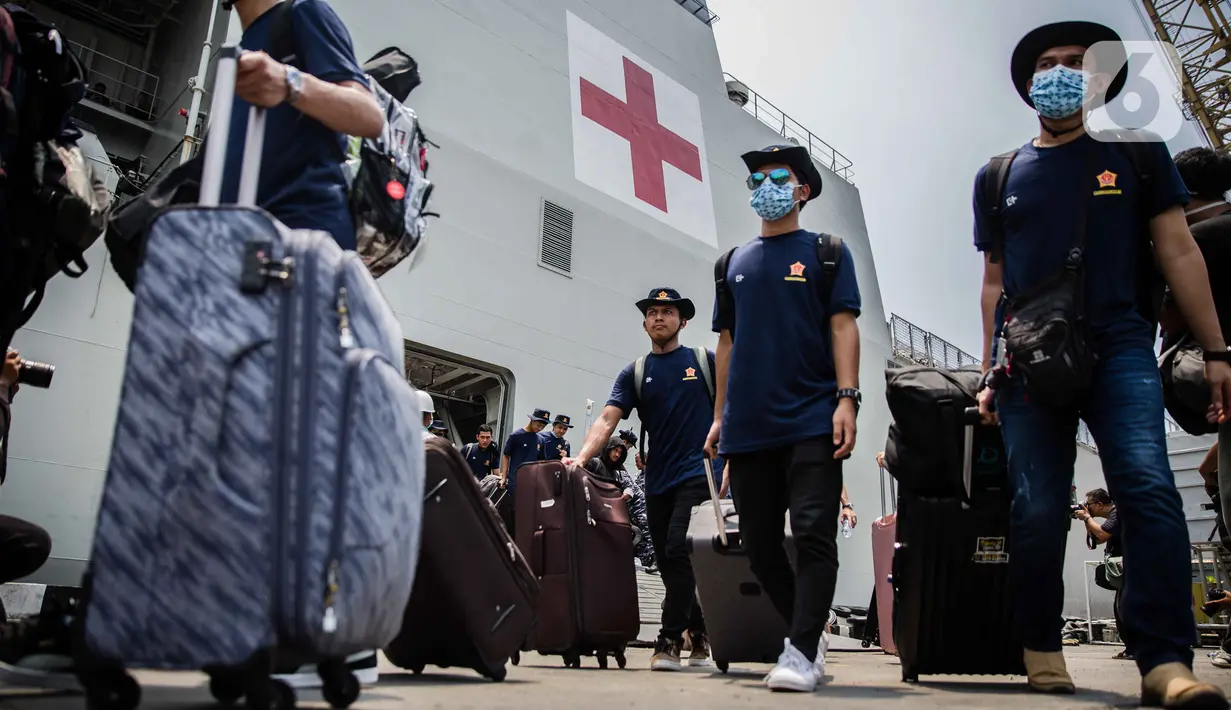 WNI ABK World Dream tiba di di Kolinlamil, Tanjung Priok, Jakarta Utara, Sabtu (14/3/2020). Sebanyak 188 WNI ABK World Dream telah usai jalani masa observasi di Pulau Sebaru, kondisinya sudah sangat baik dan sehat untuk bisa kembali ke rumahnya masing-masing. (Liputan6.com/Faizal Fanani)