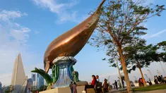 Orang-orang berkumpul di corniche pinggir laut Doha pada hari kedua Idul Fitri, yang menandai akhir bulan puasa Ramadhan, pada 22 April 2023. (AFP/Karim Jaafar)