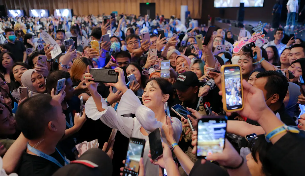 <p>Di akhir acara, Song Ji Hyo bahkan turun dari panggung dan menghampiri langsung penggemarnya. Ya, aktris 41 itu bahkan mengajak para penggemarnya selfie dengan cara uniknya. [Foto: Daniel Kampua/Fimela]</p>