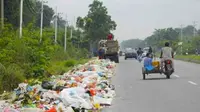 Tumpukan sampah yang masih terjadi di salah satu jalan di Kota Pekanbaru. (Liputan6.com/M Syukur)