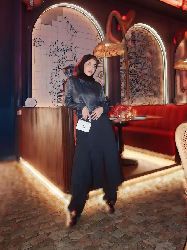 6 Gaya Berhijab ala Selebgram Aghnia Punjabi yang Kekinian, Kerap Pamer Tas Mewah