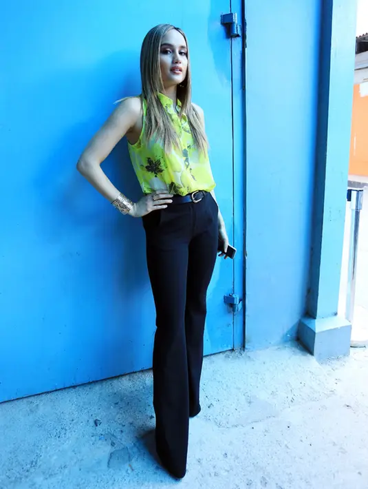 Selain liburan, Cinta Laura juga menjalani proses syuting film terbaru bersama Raditya Dika. Dalam filmnya ini, pemeran dalam film Resident Evil Vendetta itu bermain action. Cinta juga belajar bela diri dari Yayan Ruhian. (Deki Prayoga/Bintang.com)