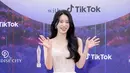 Lawan main Song Hye Kyo di The Glory, Lim Ji Yeon terlihat memesona mengenakan corset dress nuansa broken white.   [Foto: Twitter/theseoulstory].