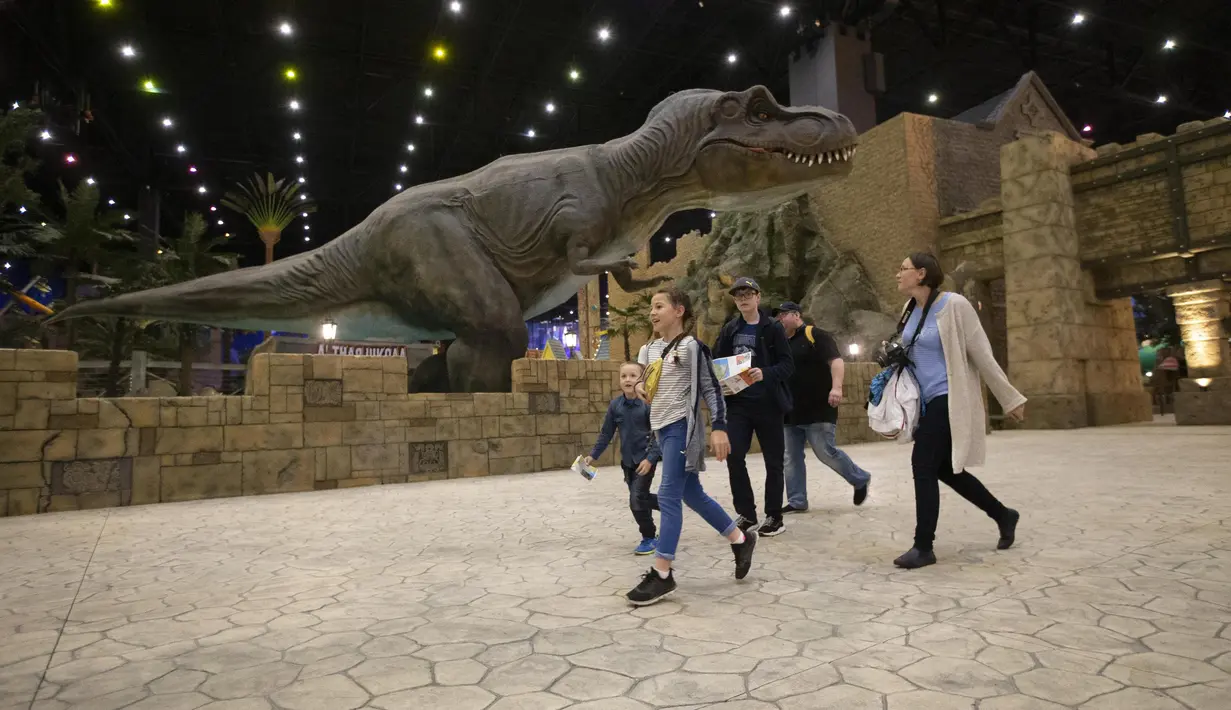 Orang-orang mengunjungi taman hiburan Dream Island di Moskow, Rusia (18/7/2020). Taman hiburan indoor tersebut dibuka kembali untuk umum pada Sabtu (18/7) setelah ditutup sementara akibat pandemi COVID-19. (Xinhua/Alexander Zemlianichenko Jr)