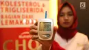 Petugas medis menunjukkan angka kadar kolesterol dalam rangka memperingati Hari Jantung Sedunia di Jakarta, Kamis (27/9). Kegiatan secara gratis juga memberikan program edukasi cara mencegah penyakit jantung secara dini.  (Liputan6.com/Fery Pradolo)