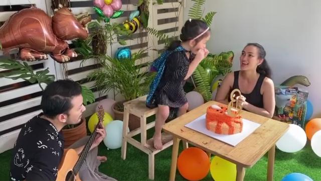 Baru Berusia 3 Tahun, Ini 6 Momen Putri Rio Dewanto Bermain Alat Musik Harmonika