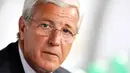 Italy's national football team coach Marcello Lippi watches his team during their World Cup 2010 group 8 qualifying football match against Ireland at St.Nicola stadium in Bari on April 1, 2009. AFP PHOTO / ALBERTO PIZZOLI