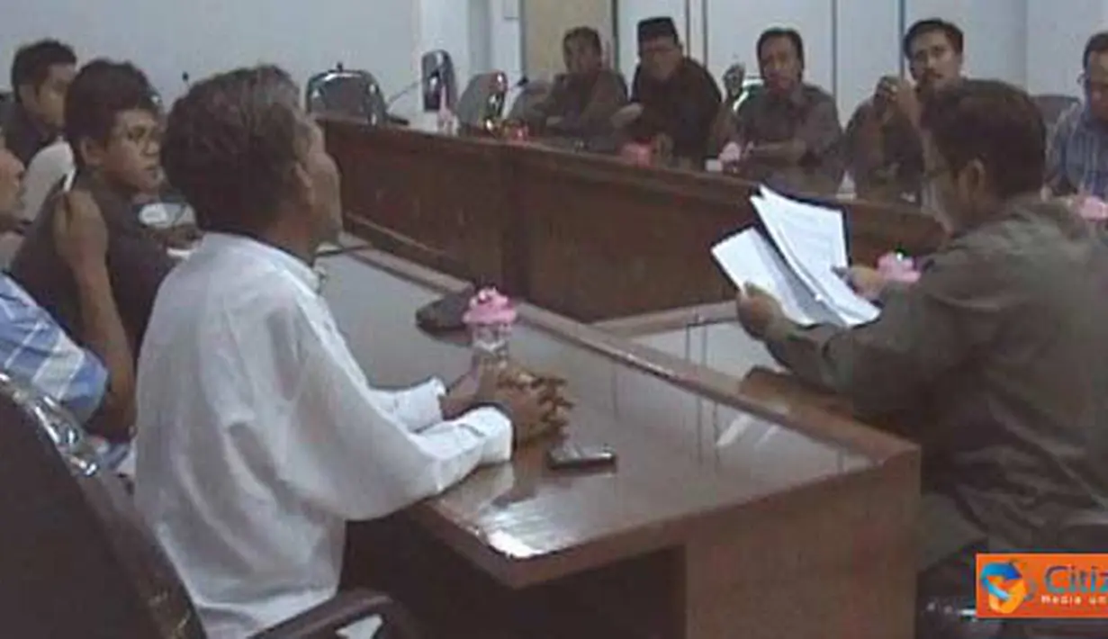 Citizen6, Jember: Perwakilan warga Dusun Mandilis, Desa Sanenrejo yang menjadi korban erosi Sungai Mandilis menemui Komisi C DPRD Kabupaten Jember didampingi oleh DPC relawan perjuangan demokrasi (REPDEM) Jember, Senin (18/4). (Pengirim: Sapto Raharjanto)