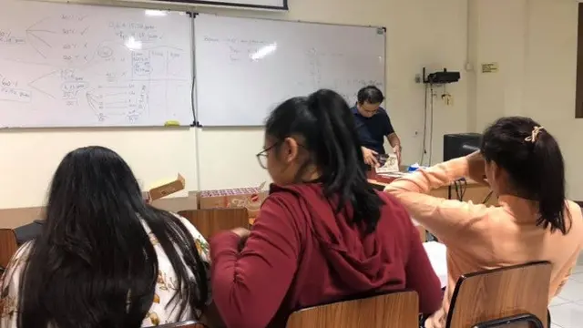 aksi dosen tuai pujian warganet
