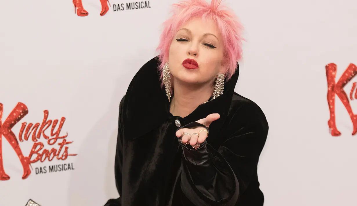 Pada saat ia konser, Cyndi Lauper bahkan pernah mengambil handphone seorang penonton konser karena tak menghiraukan aturan untuk tidak mengambil gambar atau video. (Instagram/  cyndilauper)