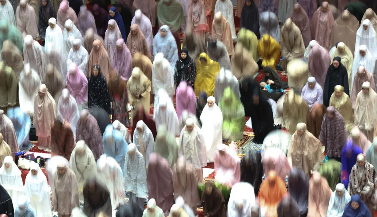 Tema ceramah yang disampaikan Nasaruddin Umar adalah Ramadan Hijau, Ramadan Bersama. Tampak dalam foto, umat Muslim saat melaksanakan salat Tarawih perdana Ramadan 1447 Hijriah di Masjid Istiqlal, Jakarta, Rabu 18 Februari 2026. (Kapanlagi.com/Budy Santoso)