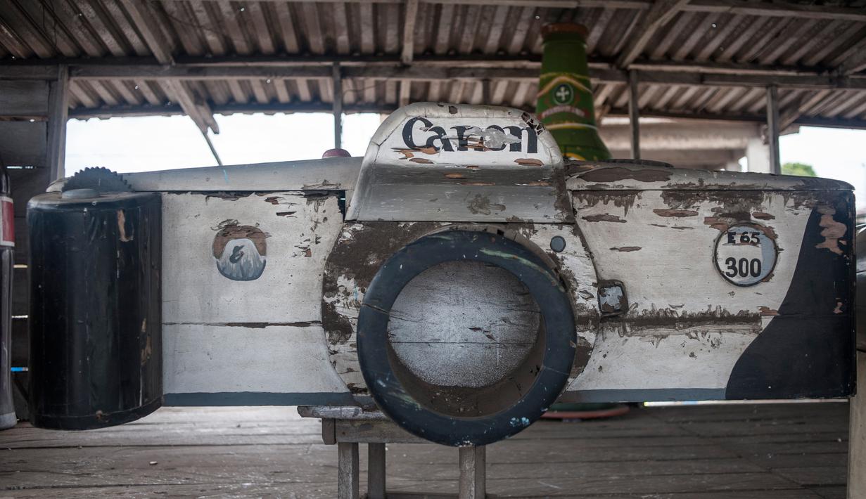 Sebuah peti mati berbentuk kamera yang dibuat oleh Hello Design Works Coffin di Accra, Ghana (10/10). Peti mati ini telah ditampilkan dalam pameran seni rupa di seluruh dunia. (AFP Photo/Stefan Heunis)