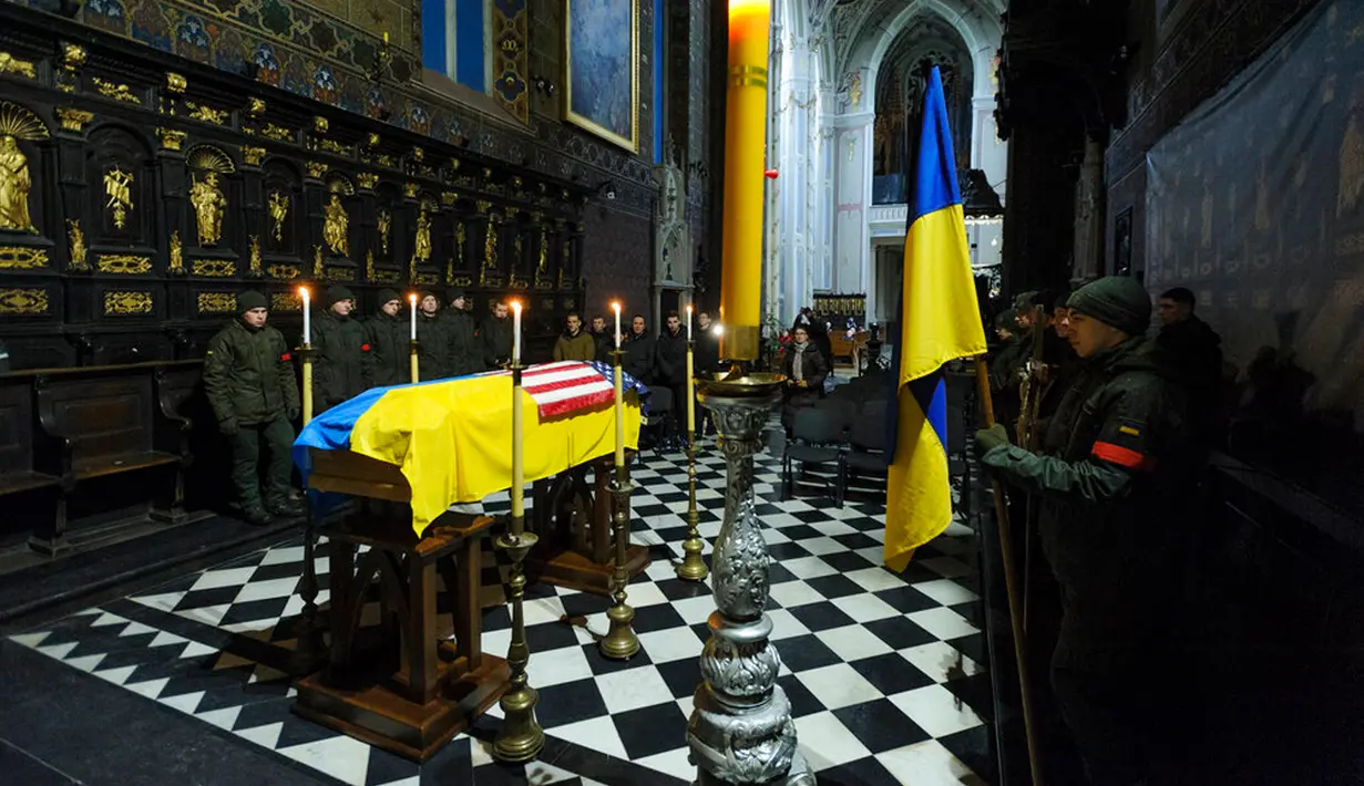 Tentara Ukraina menghadiri upacara perpisahan untuk warga negara Amerika Serikat Daniel W. Swift di Lviv, Ukraina, 31 Januari 2023. Seorang mantan Navy SEAL AS yang disersi pada 2019 tewas pekan lalu di Ukraina dalam pertempuran dengan tentara Rusia. (AP Photo/Mateusz Nowak)