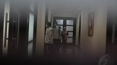 Petugas KPK menggeledah kantor Kementerian Agama di Lapangan Banteng, Jakarta, Kamis (22/5/14). (Liputan6.com/Johan Tallo)