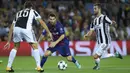 Bintang Barcelona, Lionel Messi, berusaha melewati hadangan pemain Juventus pada laga Liga Champions di Stadion Camp Nou, Katalonia, Selasa (12/9/2012). Barcelona menang 3-0 atas Juventus. (AFP/Lluis Gene)