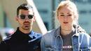 Pertunangan Sophie dan Joe diumumkan langsung oleh keduanya lewat akun Instagram mereka masing-masing. Pasangan ini mengunggah foto tangan Sophie yang memakai cincin berlian di jarinya. (doc. hollywoodlife.com