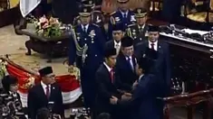 Jokowi - JK Salam - Salaman Dengan Tamu Undangan