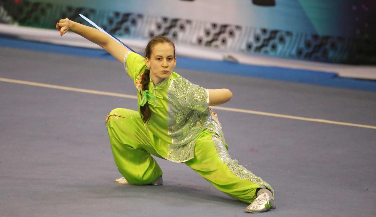 Atlet Wushu asal Slowakia, Julia Hlavata saat beraksi, pada Kejuaraan Dunia Wushu 2015 di Istora Senayan, Jakarta, Minggu(15/11/2015). (Bola.com/Nicklas Hanoatubun)