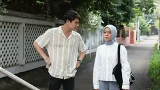 Meski sudah dikenal sebagai penyanyi dangdut ternama, Lesti Kejora kepakkan sayapnya di dunia akting. Pelantun tembang Lentera ini diketahui sudah debut main sinetron tahun 2015. Setelah terakhir main sinetron tahun 2024, Lestii Kejora kembali ke layar kaca lewat sinetron Ramadan Romansa Kampung Dangdut. Dalam sinetron Ramadan ini, Lesti Kejora memerankan karakter gadis desa yang memiliki suara emas dan bercita-cita menjadi penyanyi dangdut terkenal. (Liputan6.com/IG/@romansakampungdangdut.mncp)