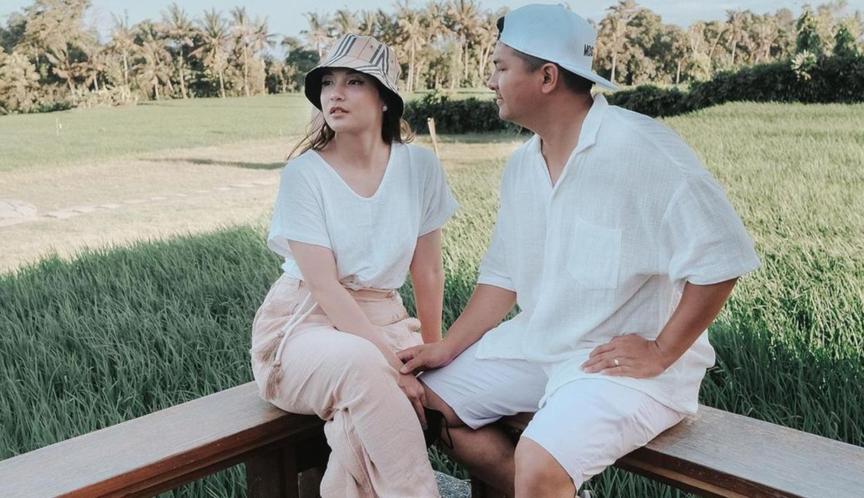 Melalui akun Instagram, pasangan selebriti ini juga kerap terlihat memakai busana senada. kompak memakai busana bernuansa putih, penampilan kasual pasangan selebriti ini pun mencuri perhatian netizen. (Liputan6.com/IG/@chelseaoliviaa)