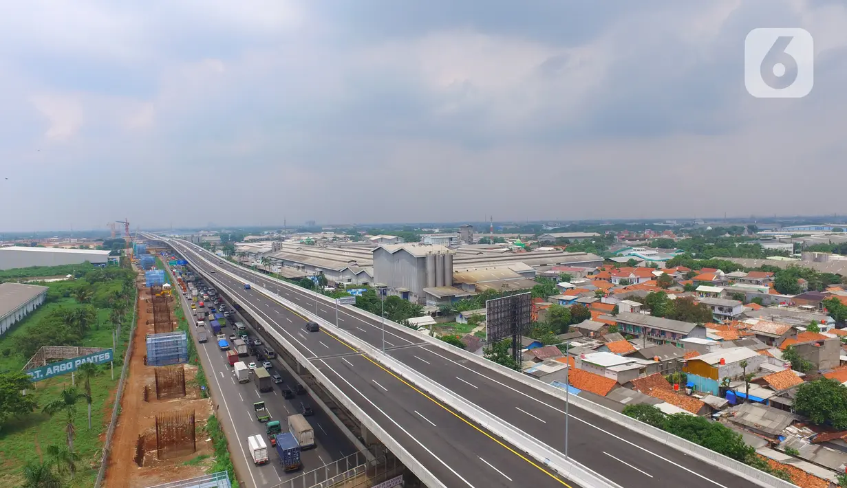 Foto Udara Tol Layang (Elevated) Jakarta-Cikampek (Japek) II di Tambun, Kabupaten Bekasi, Jawa Barat, Selasa (17/12/2019). Tol Layang Japek II mulai beroperasi untuk kendaraan golongan I tanpa tarif dengan minimum kecepatan 60 km dan Maksimum 80 km per jam (Liputan6.com/Zulfikar Abubakar)