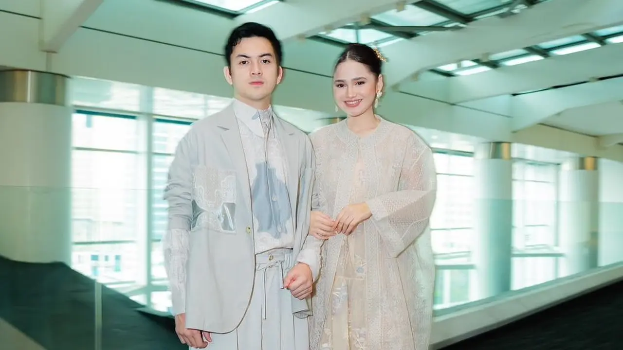 6 Tampilan Serasi Syifa Hadju dan Rizky Nazar Dibalut Sapto Djojokartiko di Premiere Bismillah Kunikahi Suamimu