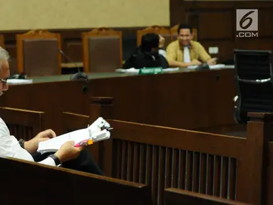 Terdakwa dugaan korupsi pembangunan rumah sakit Universitas Udayana dan Wisma Atlet, Sumsel, Dudung Purwadi jelang sidang lanjutan di Pengadilan Tipikor, Jakarta, Rabu (9/8). Sidang mendengar keterangan saksi. (Liputan6.com/Helmi Fithriansyah)
