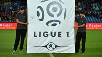 Spanduk bergambar logo Ligue-1, dibentangkan di Stadion La Mosson, Montpellier, sebelum pertandingan Ligue-1 antara Montpellier dan Angers, pada 8 Agustus 2015. (AFP PHOTO / PASCAL GUYOT)