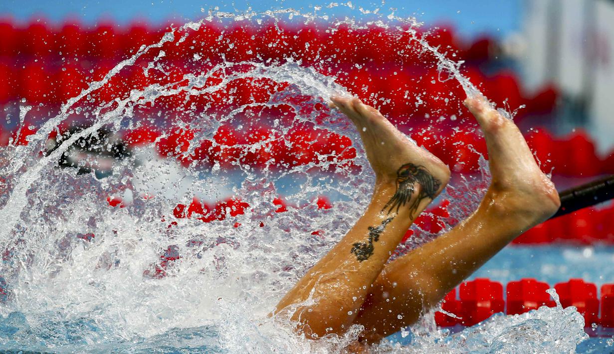 Perenang putri Itallia, Federica Pellegrini, berbalik arah saat berlomba di nomor 200m gaya bebas putri Kejuaraan Dunia Akuatik 2015 di Kazan, Rusia. (4/8/2015). (Reuters/Hannibal Hanschke)