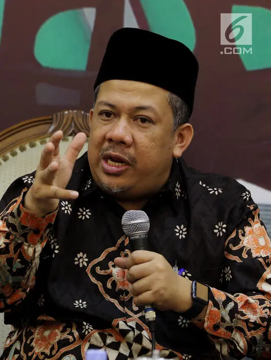 Wakil Ketua DPR Fahri Hamzah (kiri) serta Anggota Komisi XI Johnny G Plate saat diskusi Dialektika Demokrasi di Gedung Nusantara III, Jakarta, Kamis (4/10). Fahri menegaskan keuangan dan pembiayaan politik harus bersih dan jelas. (Liputan6.com/JohanTallo)
