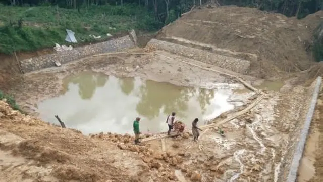 Petani membangun embung