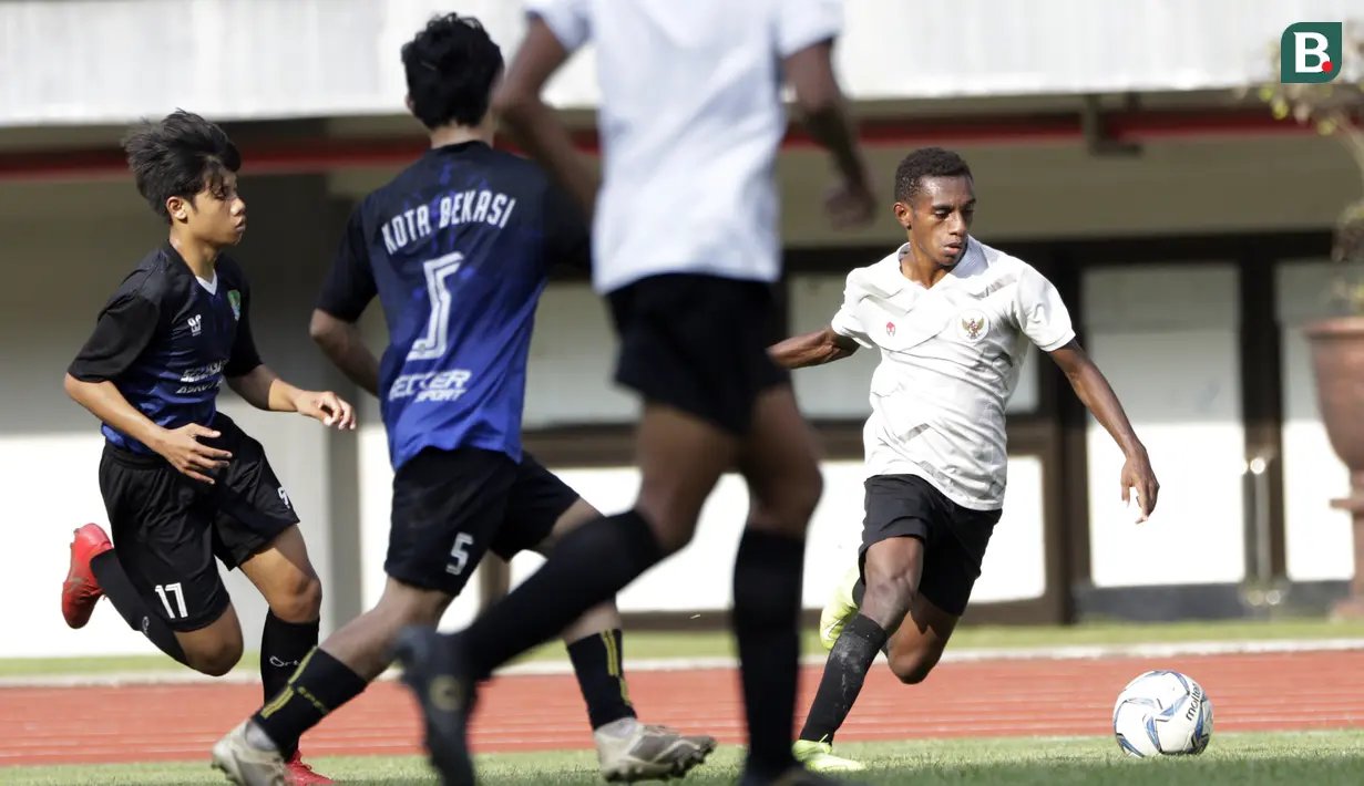 Pemain Timnas Indonesia U-16, Alexandro Felix Kamuru, menggiring bola saat melawan tim Piala Soeratin Bekasi U-17 pada laga uji coba di Stadion Patriot, Kota Bekasi, Jumat (13/3/2020). Kedua tim bermain imbang 1-1. (Bola.com/M Iqbal Ichsan)