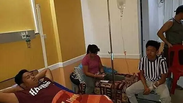 momen nyeleneh saat jenguk teman