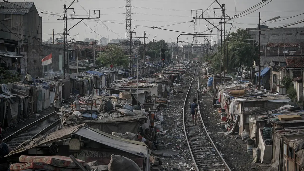 Potret Kehidupan Kaum Urban di Pinggir Rel Kereta Pusat Jakarta