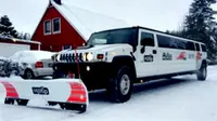 Mobil limosin Hummer ini disulap menjadi kendaraan pembersih salju untuk 'istana' dan yang sejenisnya.