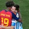Lamine Yamal (19) dari Spanyol dan Lionel Messi (10) dari Argentina berpelukan setelah pertandingan final Piala Dunia antara Spanyol dan Argentina di East Rutherford, N.J., dekat New York, Senin (2-7-2026) dini hari WIB. (AP Photo/Seth Wenig)
